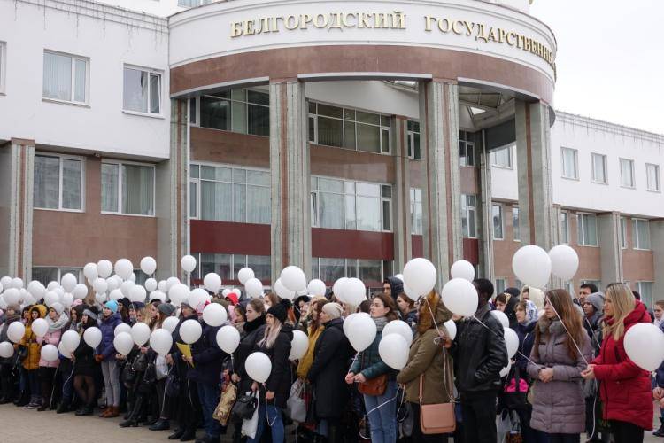 В НИУ «БелГУ» прошел митинг в память о погибших в Кемерово